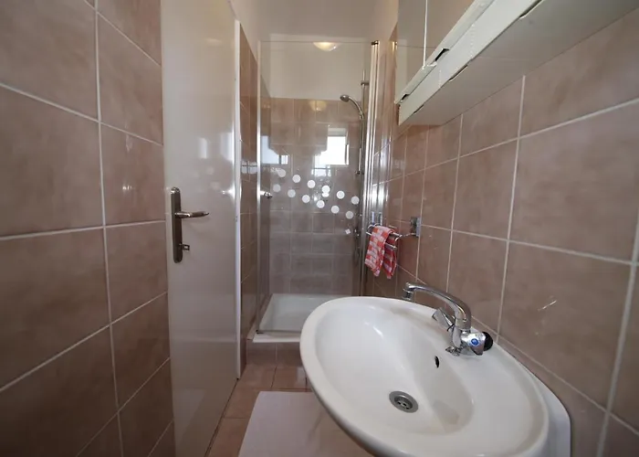 ゲストハウス Double Banjol 5077b